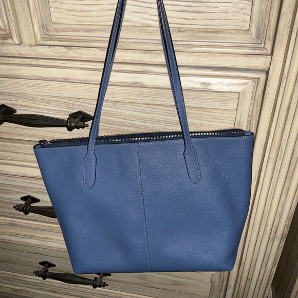 Coach shoulder bag with zipper close - Picture 2 of 4